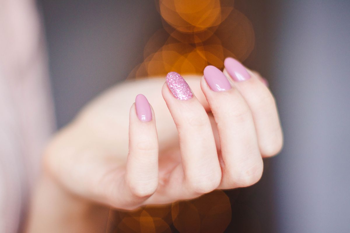 Ombre-style nail set with glitter accent